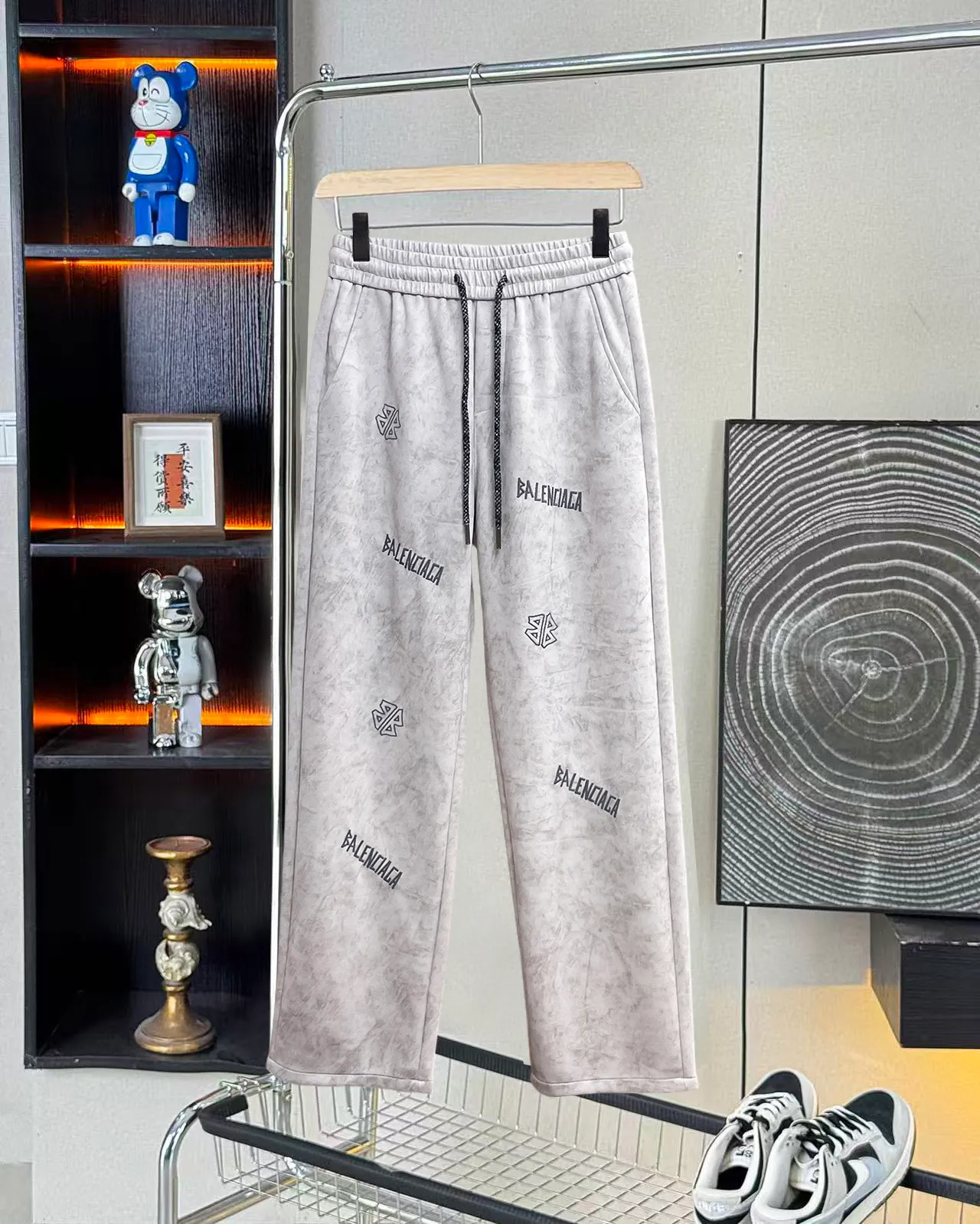 Balenciaga 🆕2026 Autumn and Winter New Arrival Casual Pants! The official website will be released simultaneously. Brand Classic LOGO casual pants, customized fabrics, excellent comfort and strong touch. Highly recognisable, perfect appearance and craftsmanship. Size:M-3XL